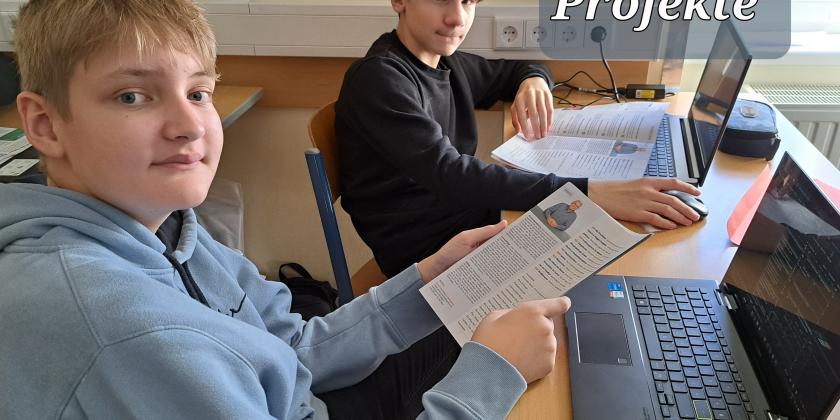 Schüler am Laptop mit KONSUMENT-Heft