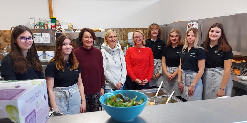 Schülerinnen und Lehrerinnen in Küche