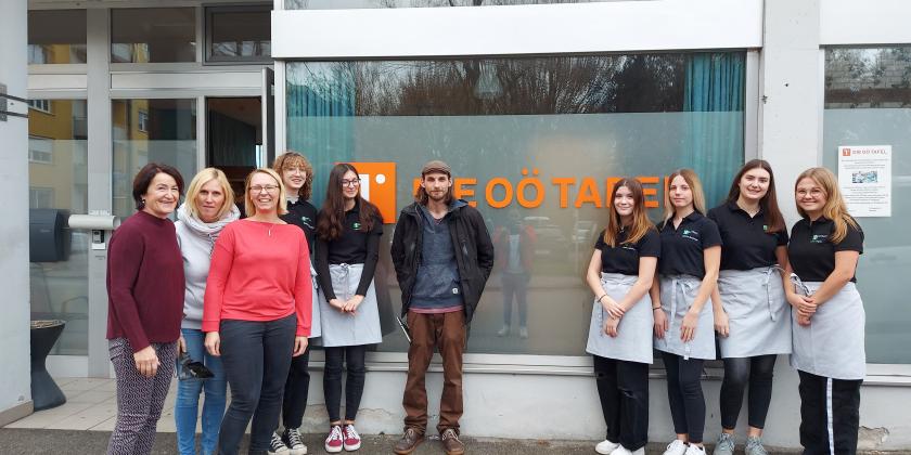 Schülerinnen und Lehrpersonal vor Schule