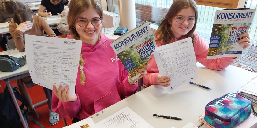 Schülerinnen am Schreibtisch mit KONSUMENT