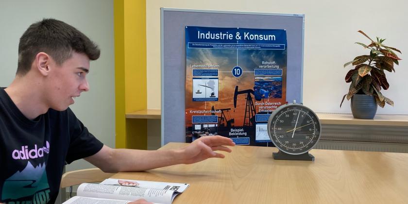 Schüler mit KONSUMENT und Weckeruhr