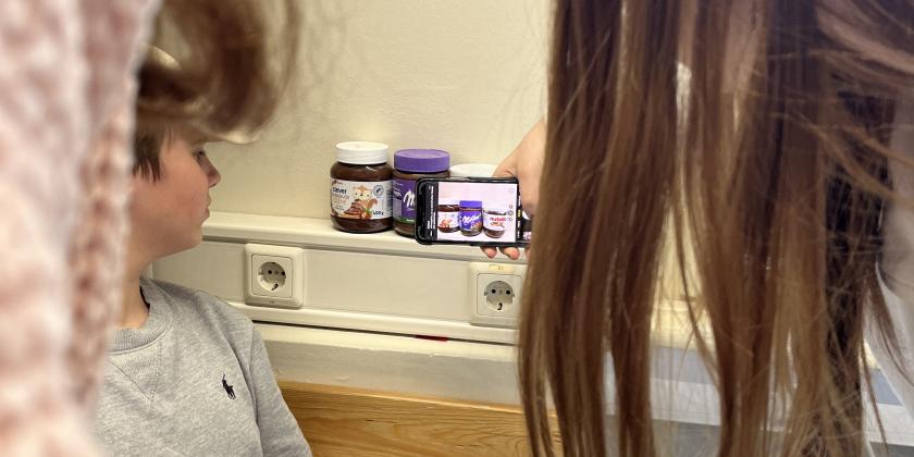 Schüler:innen beim Fotografieren von Schockocremes