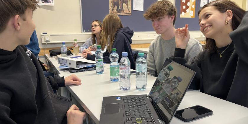 Schüler:innen am Schreibtisch