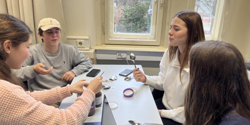 Schülerinnen beim Verkosten von Schokocreme