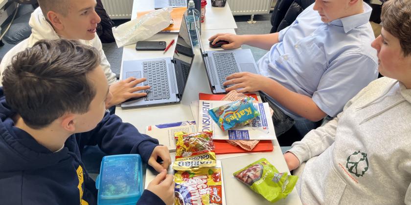 Schüler am Laptop mit KONSUMENT-Heft
