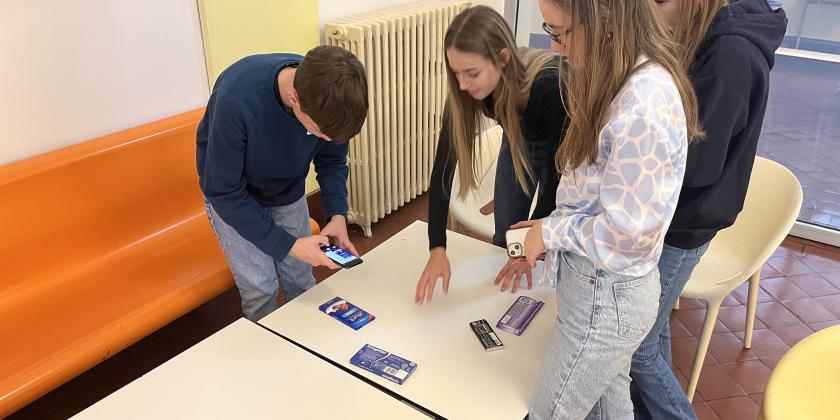 Schüler:innen beim Schokoladetest