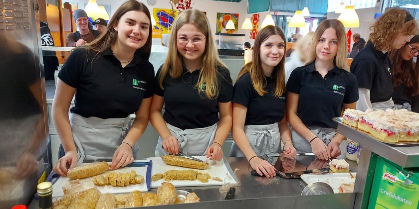 Schülerinnen beim Kochen in der Küche