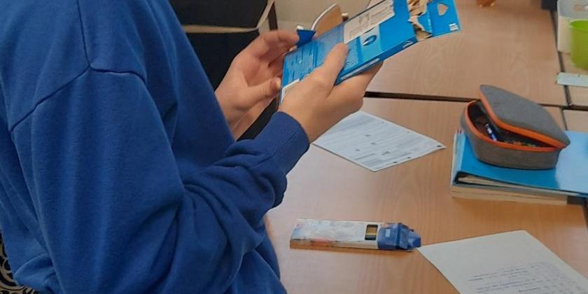 2 Kinder beim Buntstifttest