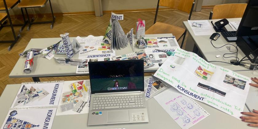 Upcycelte KONSUMENT-Hefte und ein Laptop mit Computerspiel