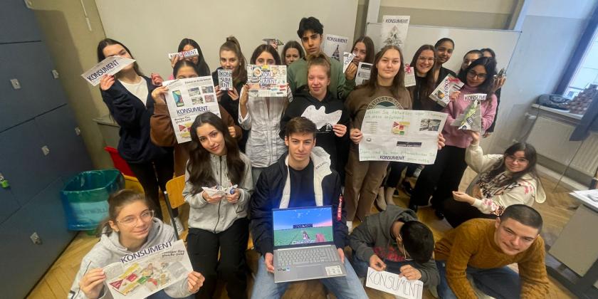 Schulklasse in Gruppe mit Projektergebnissen