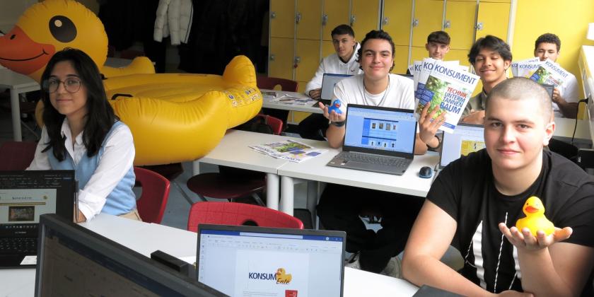 Schulklasse mit großer gelber Schwimmente