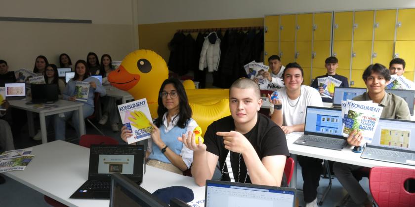 Schulklasse mit großer gelber Schwimmente