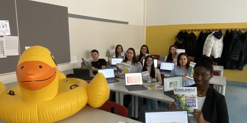 Schulklasse mit großer gelber Schwimmente