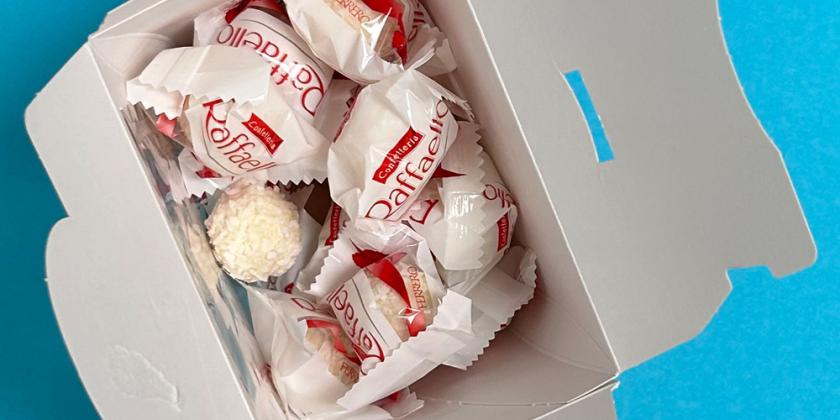 Geöffnete Raffaello-Packung, wo eine lose, nicht eingepackte Kugel zu sehen ist.