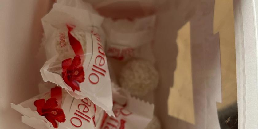 Geöffnete Raffaello-Packung, wo zwei lose, nicht eingepackte Kugeln zu sehen sind.