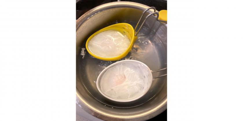 Beide Cuisipro-Poschierer aus gelbem und weißem Kunsstoff mit Edelstahl im Wasserbad