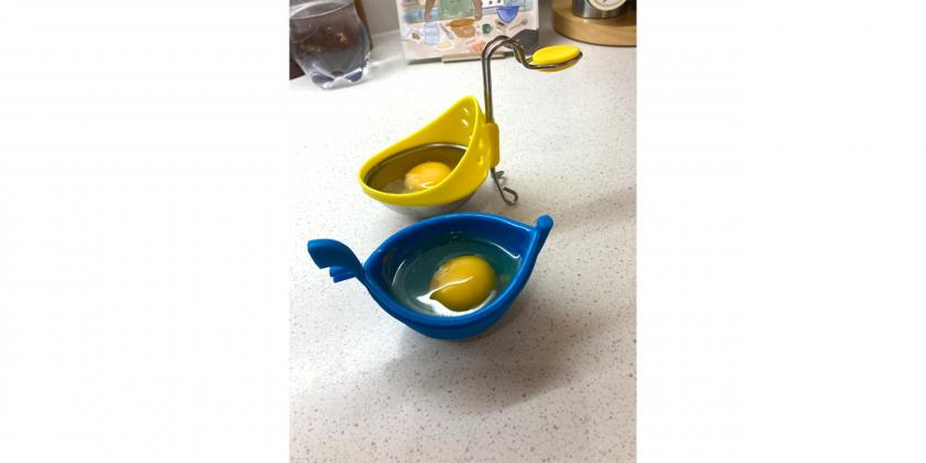 Cuisipro-Pochierer und Egggondola mit jeweils in die Form aufgeschlagenem Ei