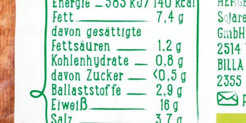 Vegavita Bio-Tofu stark geräuchert: Nährwerte in grüner Schrift auf weißem Hintergrund angeführt.