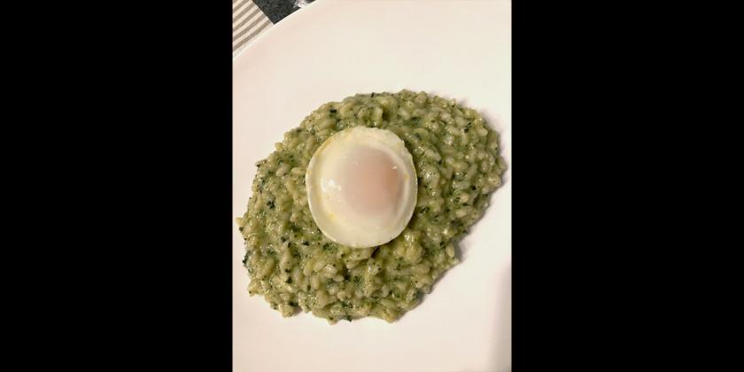 Pochiertes Ei auf Risotto