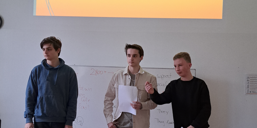 3 Schüler unter Projektion zum Warenkorb