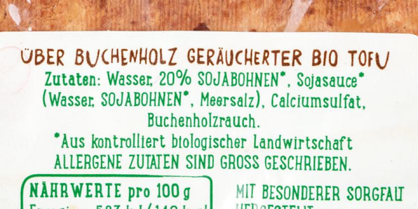 Vegavita Bio-Tofu stark geräuchert: Zutaten - grüne Schrift auf weißem Untergrund auf der Plastikumhüllung vom Tofu.