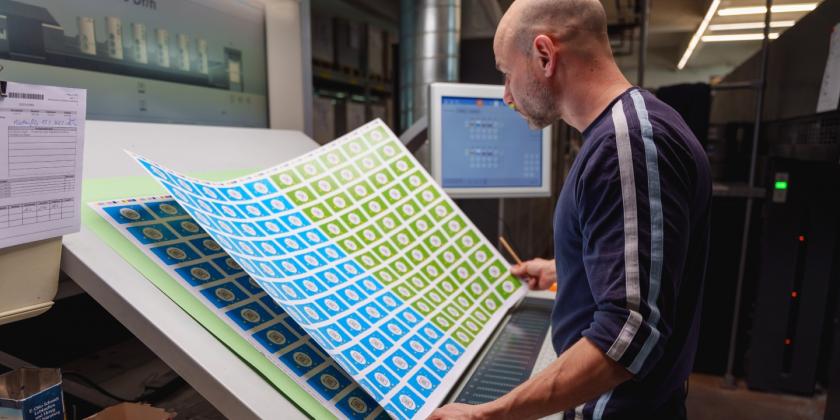 Drucker kontrolliert die Papierbögen