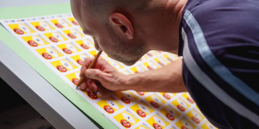 Drucker kontrolliert die Papierbögen