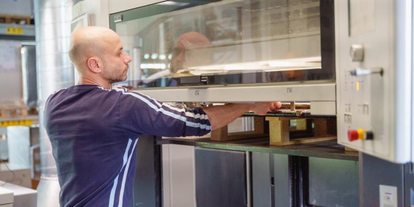 Drucker beim Herstellungsprozess von Piatnik