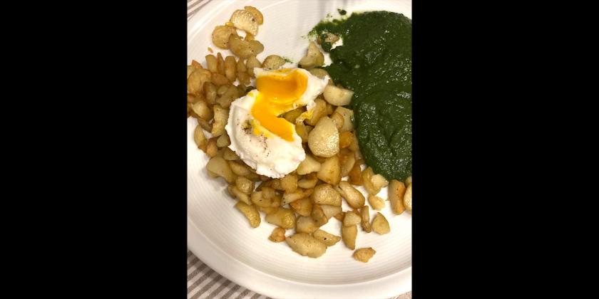 Aufgeschnittenes pochiertes Ei mit Spinat und Nockerln