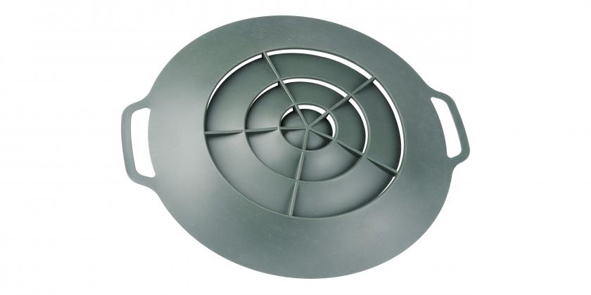 Spritzschutz in grau, leicht gewölbt mit Sicht auf die Zwischenräume