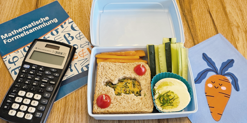 Vollkorntoast mit Hummus und Kresse, Ei, Gurken- und Karottensticks