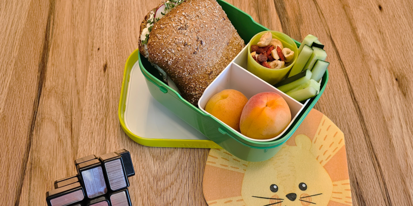 Vollkornweckerl mit Hüttenkäse, Radieschen und Kresse; Studentenfutter, Marillen und Gurkensticks