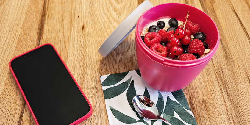 Joghurt mit Haferflocken-Müsli und frischen Beeren
