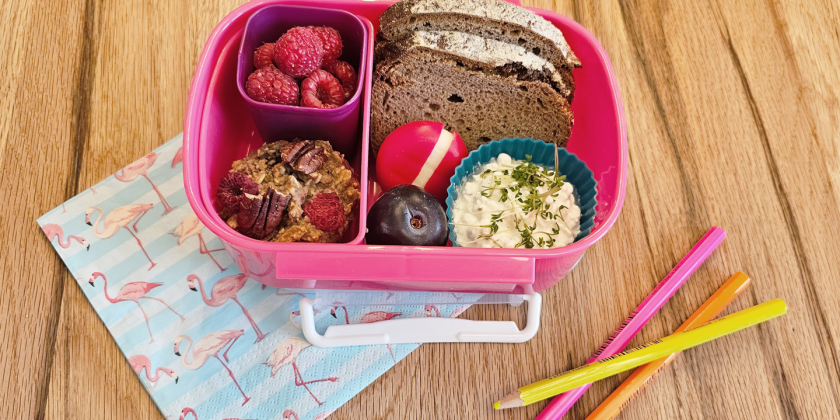 Vollkornbrot mit Hüttenkäse-Dip, Müslimuffin mit Himbeeren und Pekannüsse, Snack-Käse, Zwetschke und frischen Himbeeren