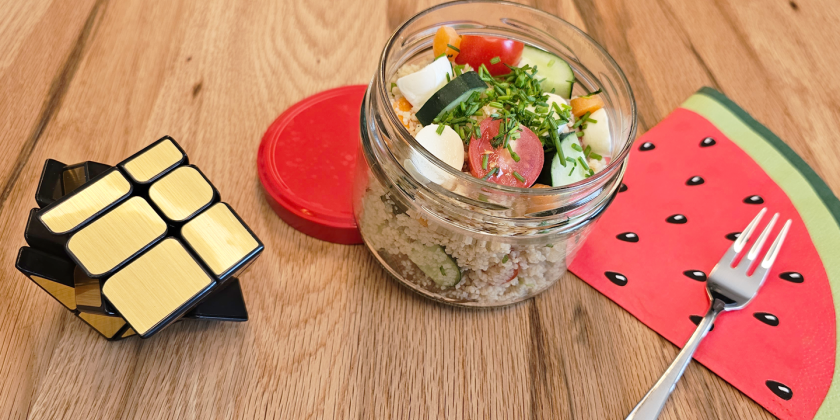 Couscoussalat mit Mozzarellabällchen, Gurke, Tomate, Karotte und Schnittlauch