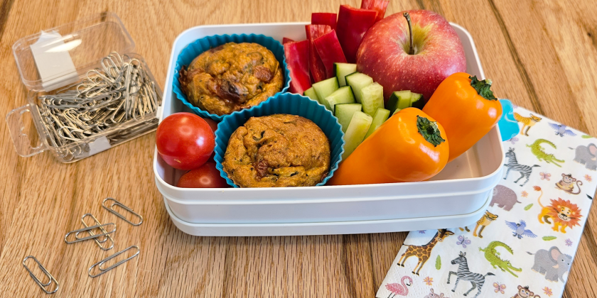 Gemüsemuffins mit Apfel und Snackgemüse