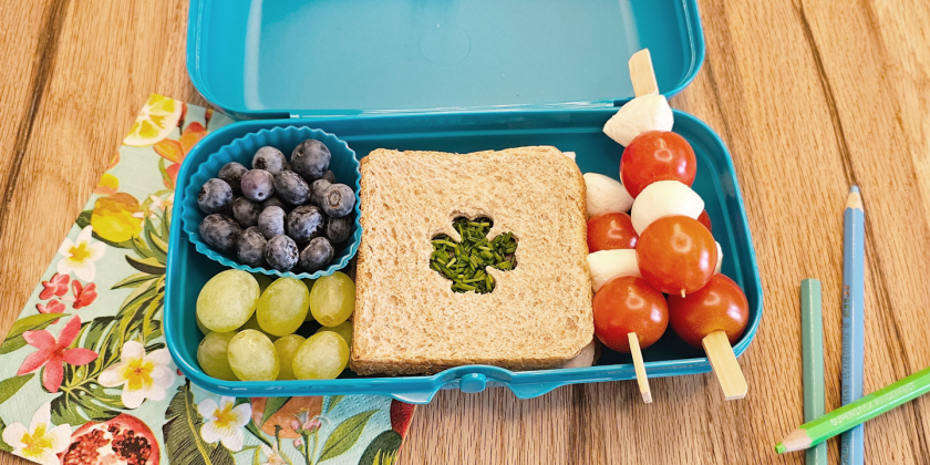 Vollkorntoast  mit Frischkäse, Schinken und Schnittlauch; Tomaten-Mozzarella-Spieße, Weintrauben und Heidelbeeren