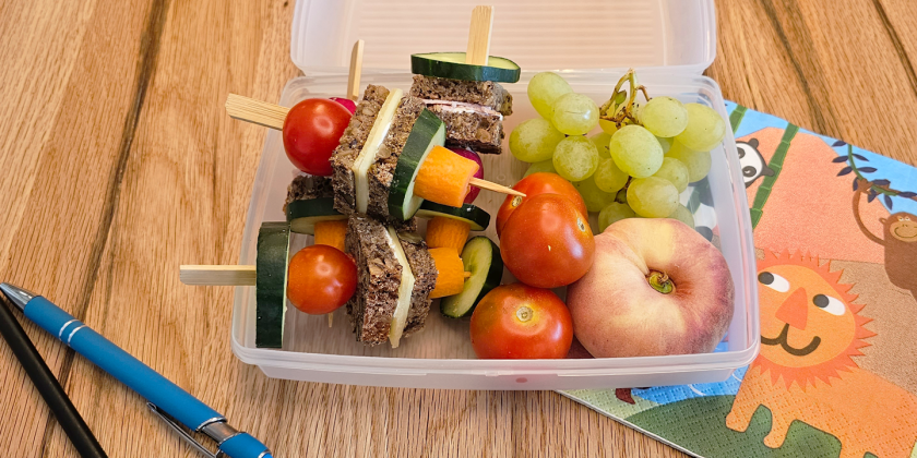 Vollkornbrot-Spieße mit Frischkäse und Käse bzw. Schinken und Gemüse; Tomaten, Weintrauben und Pfirsich