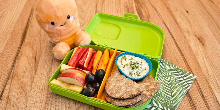Vollkorn-Knäckebrot mit Hüttenkäse-Dip, Paprika- und Karottensticks, Apfelstücke und Weintrauben