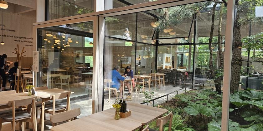 Blick in die Cafeteria mit Lichthof