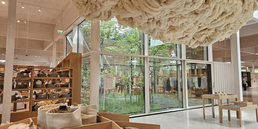 Im Eingangsbereich der Grüne-Erde-Welt sind verschiedene Rohstoffe zum Anfassen gelagert