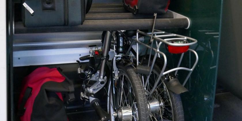Faltrad im ÖBB-Railjet im Gepäckregal gegenüber den Radplätzen