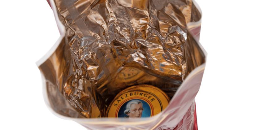 Mirabell Mozarttaler Blick in geöffnete Packung