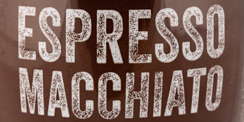 Nöm to go Espresso: Auf der Schauseite steht nun der Hinweis Espresso Macchiato, weißbraune Schrift auf braunem Hintergrund.