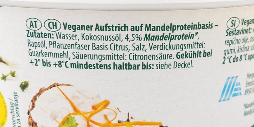 Just veg! Vegan Spread Plain: Zutatenliste des veganen Aufstrichs, grüne Schrift auf weißem Hintergrund
