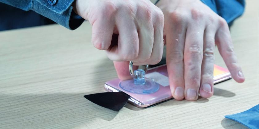 Mann repariert mit Selfrepairset ein Samsung Galaxy S20 5G