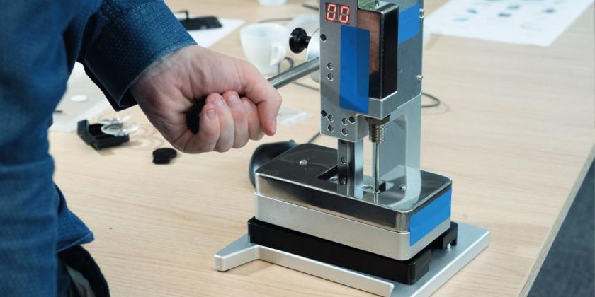 Mann repariert Apple iPhone mit Selbst Repair Set