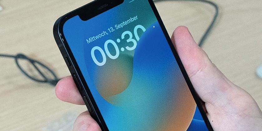 Mann repariert Apple iPhone mit Selbst Repair Set