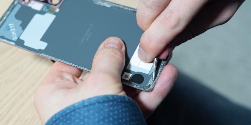 Mann repariert mit Selfrepairset ein Samsung Galaxy S20 5G