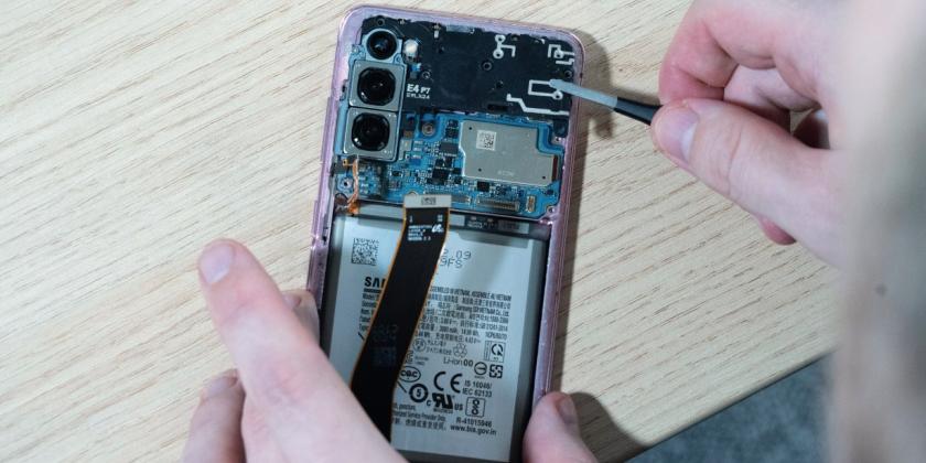 Mann repariert mit Selfrepairset ein Samsung Galaxy S20 5G